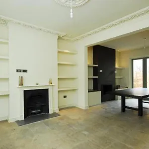 Quintessential Town House Close To Apartment