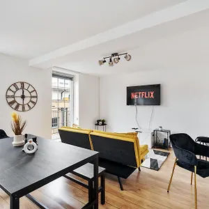 Apartment Sleek Shoreditch Hideout - 2 Bed Gem With Balcony In London