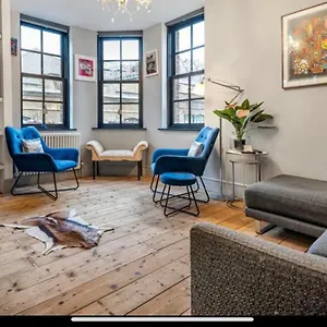 Tower Bridge, Boutique, Shad Thames Butlers Wharf Secure Parking , Balcony View Of Shard, Luxury With Van Parking Upto 4 Vans Ideal For Builders Shopfitters Secure Cctv Apartment London