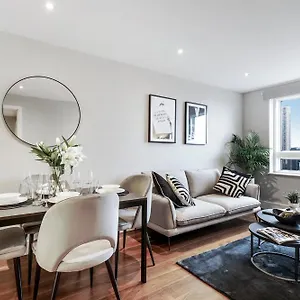 Apartment Stunning 2 Bed, 2 Bath High Rise Minutes From Canary Wharf *
