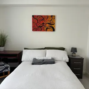 Homestay Luxury 5-Room House - Your Perfect Getaway Awaits Goodmayes