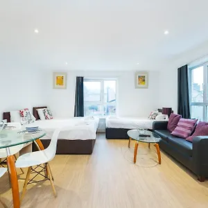 Apartment Heads On Bed - Docklands Canary Wharf Excel London