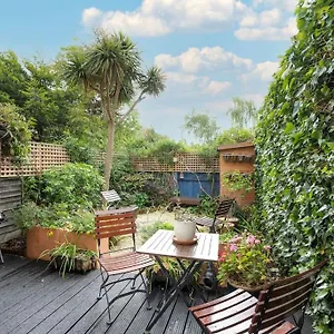 Victoria Park 2 Bedroom House W/ Garden & Parking