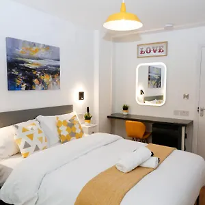 New Luxury In The Heart Of Next To Shops, Cafes, Bars & Metro With Shared Bathrooms *