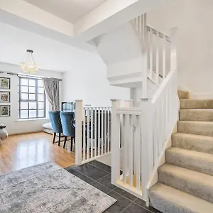 Apartment Modern 3 Bedroom, 3 Bathroom, Parking, River View London
