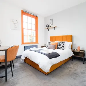 Spacious 6 Ensuite Bedroom House In London