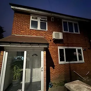 Spacious 3 Bedroom House Apartment *