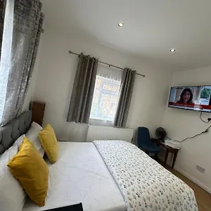 Apartment Luxury Ensuite 2nd Flat With Great Views In Keedonwood Road With Fully Own Bathroom Newly Added And Private Kitchenette *