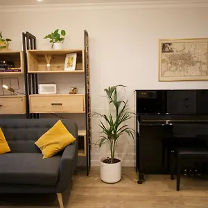 Luxury Surrey Quays Apartment