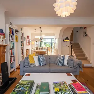 Pass The Keys Stylishly Designed Townhouse - Garden Oasis London