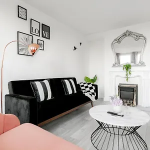 3br Off A13 , Sleeps 6, 2mins To Langdon Dlr,free Parking *