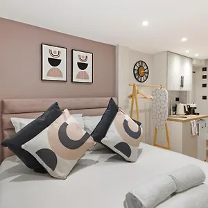 Apartment Haven Luxe With King Size Bed London