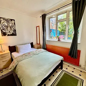 Whitechapel R2 Guest house London