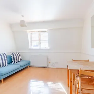 Cosy 1bd Flat Views And Easy Transport Links Apartment London