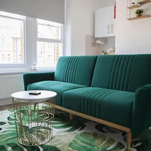 Wanstead Gem! Bright, Cosy & Immaculate 1 Bed On The High Street! London