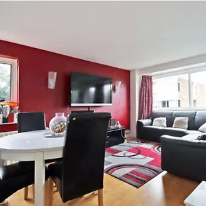 Spacious Wanstead Apartment- Sleeps 4! *
