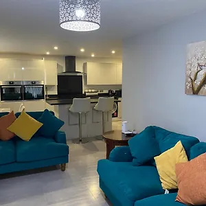Modern 2 Bedroom Flat With Sky Tv & Free Parking Apartment *