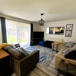 Luxury 3-bed Modern Comfort & Elegance