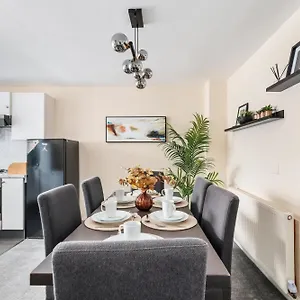 Cozy Near O2 Arena Guest house *