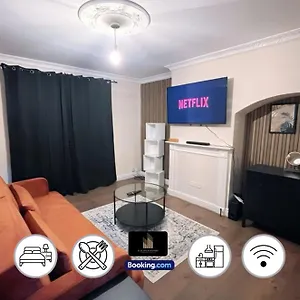 Holiday home Modern 2 Bedrooms Fully Equipped House With Netflix, Free Parking, Free Wifi, Sleeps 5, Greater London