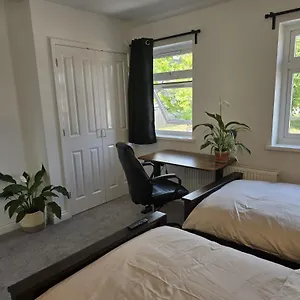 Heathrow, Hounslow, Beautiful Modern Guest house Cranford
