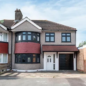 4 Bedroom Family In South East London Holiday home