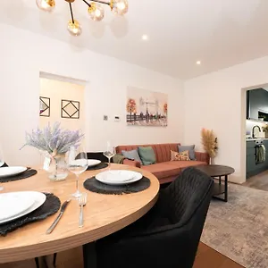 Stylish & Elegant 2-br Flat In Greenwich Apartment London
