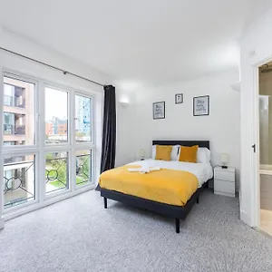 Apartment Cozy Haven - Bright 2br Apartment, Next To Major Station