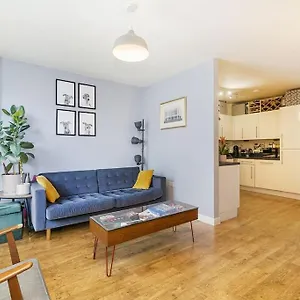 Apartment Urban Chic: Modern Flat East Next To Canal