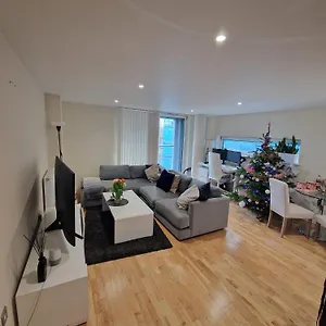 Homestay Double And Private Bathroom In Shared
