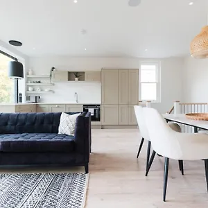 Modern & Bright Luxury In Honor Oak London