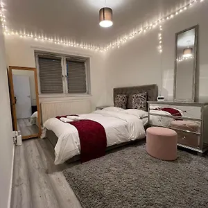 Flat-sleep2bathtub-netflix-heart Of London-balcony *