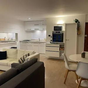 2 Bed Overlooking The Marina, Tower Bridge! London