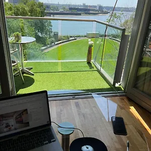 2 Bed Canary Wharf Apartment London