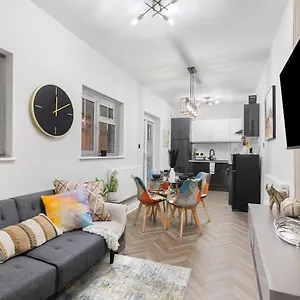 Modern 2 Bed In Bow With Garden London