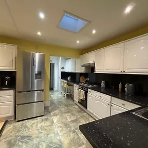 Spacious 3 Bed Near Greenwich Fast Wifi & Free Parking Apartment
