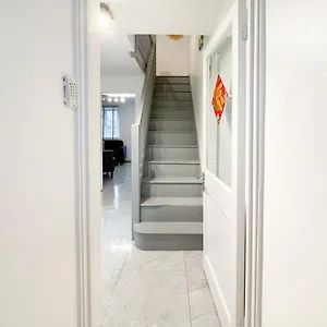 Beautiful 2 Large Bedroom House In Zone 2 * London