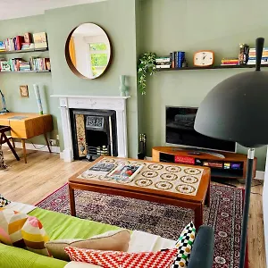 Modern Flat At Selden House