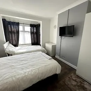 Holiday home Spacious A Walk From Line - Free Parking