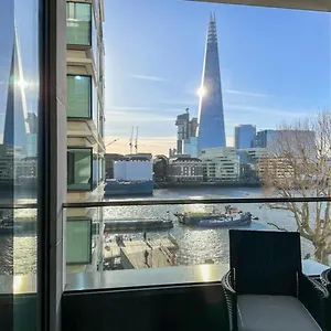 Beautiful Luxury Riverside Sleeps 8 London