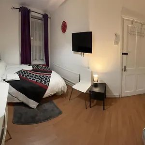 Beautiful Private Double In A Shared 3-bedroom Minutes Walk From Bethnal London