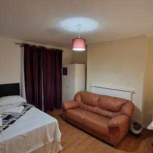 Apartment The Cosy Newcourt House, 6-sleeper - 15 Minutes From Zone 1