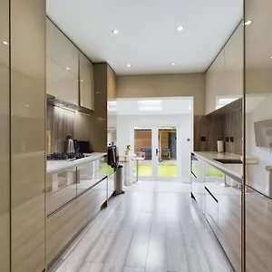 Modern Luxe 3br House - Private Garden, Air Hockey *