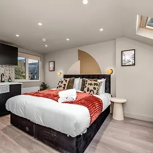 Apartment Radiant Nook With Full Kitchen London