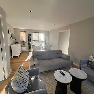 Luxurious 2 Bed 2 Bath With Parking In Blackheath, London