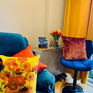Stunning 2 Bed River View Gogh Experience London