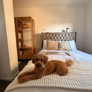 Near Airport Dog Lovers Welcome * London