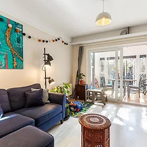 Stylish & Spacious 3-bed In Vibrant Bow