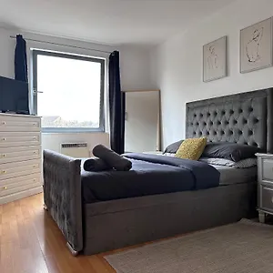 Cozy Greenwich Apartment