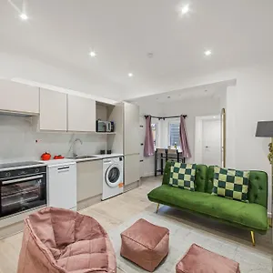 Convenient In Greenwich By 53 Degrees Property, Ideal For Long Stays, Location! *